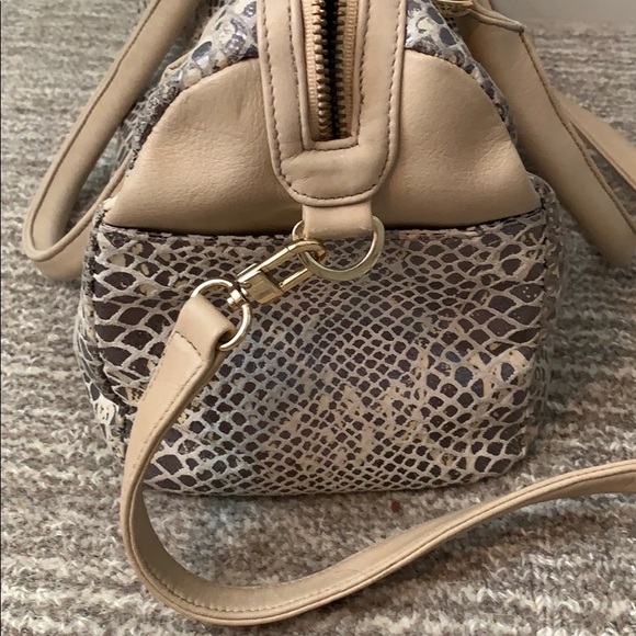 Kelly Wynne barrel crossbody bag - Picture 3 of 4